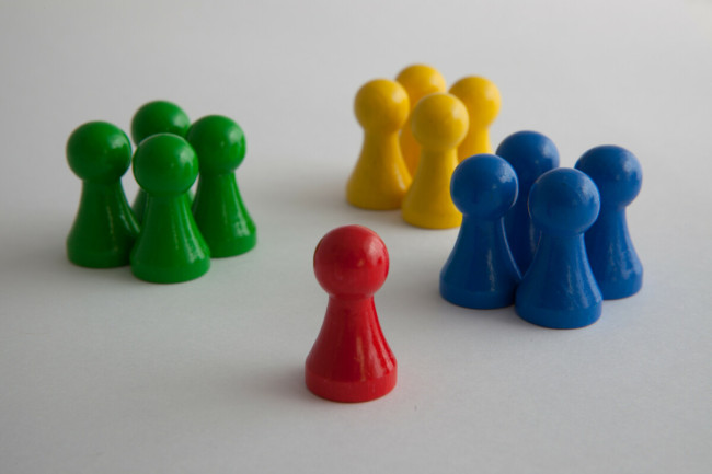 Spielfiguren zur Darstellung einer Szene
